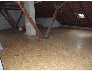 Zateplení půdy bytového domu s novou podlahou